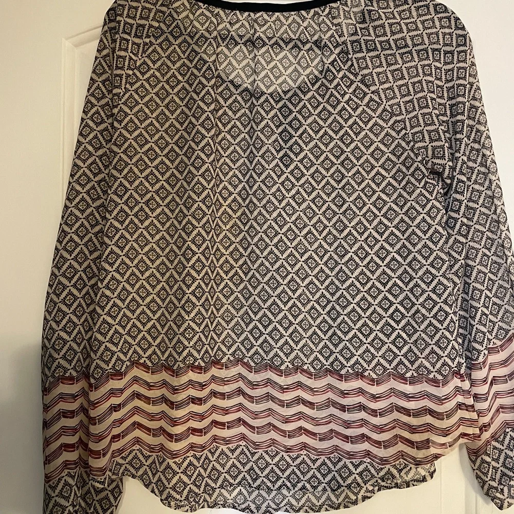Geometric Patterned shirt - Black and Red - Picture 4 of 8